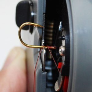 Automatic fish hook tying machine – Avtomatski strojček za vezanje trnkov 03